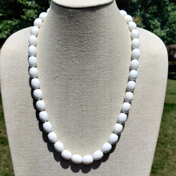 Vintage white milk glass necklace - Picture 3 of 6